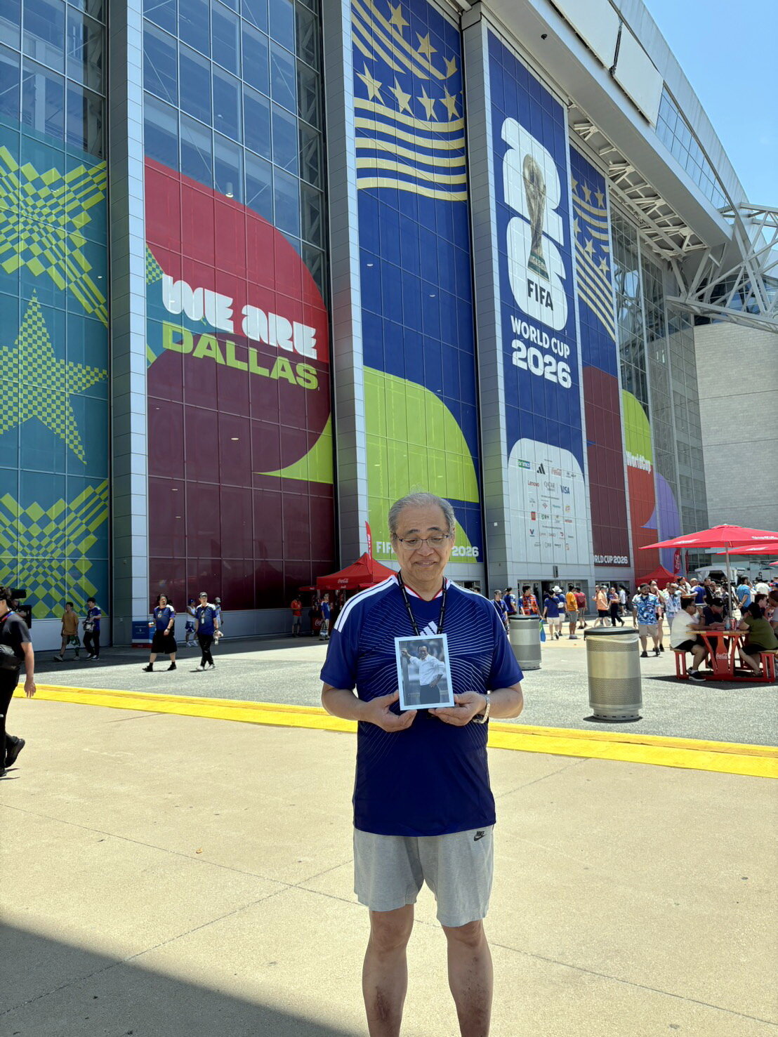 14日、日本のW杯初戦、オランダ戦に釜本邦茂さんの遺影を持参した坂井信幸さん（清仁会シミズ病院坂井信幸院長提供）