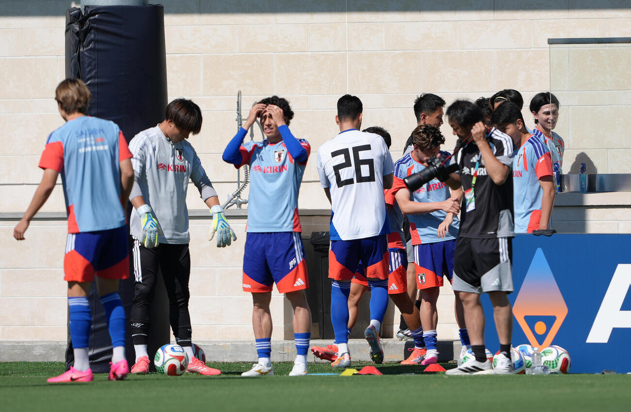 W杯北中米大会ベースキャンプ　背番号26のゲームシャツで練習に臨む吉田麻也（中央）（撮影・足立雅史）