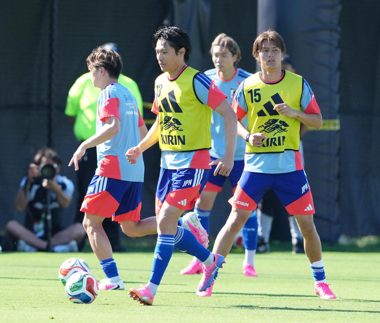 W杯北中米大会ベースキャンプ　調整する町野修斗（中央）（撮影・足立雅史）
