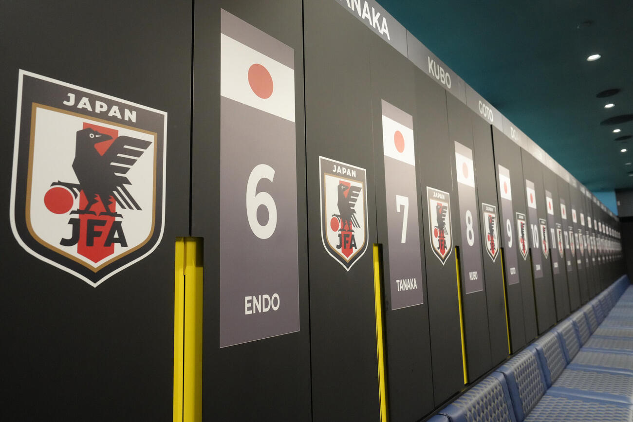 W杯北中米大会ベースキャンプ　報道陣に公開された日本代表が練習を行う米国・ナッシュビルSCの練習施設。ロッカールームには遠藤航の背番号6も（撮影・足立雅史）