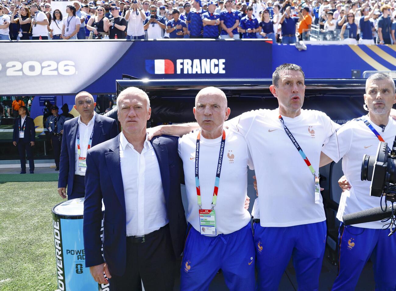 セネガル戦に臨むフランスのデシャン監督（手前左端）ら（共同）