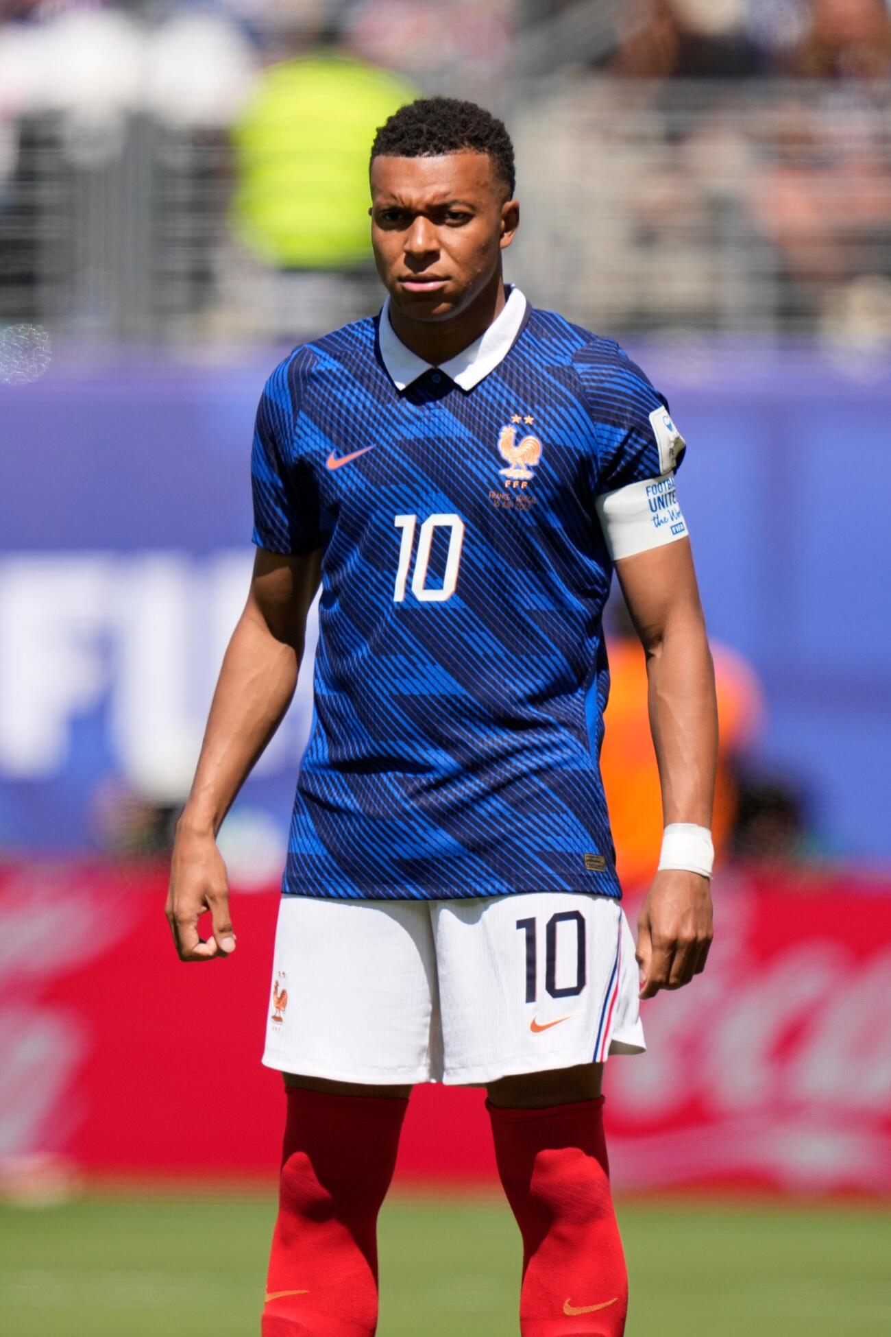 フランス対セネガル　試合開始を待つフランス代表のエムバペ（AP）