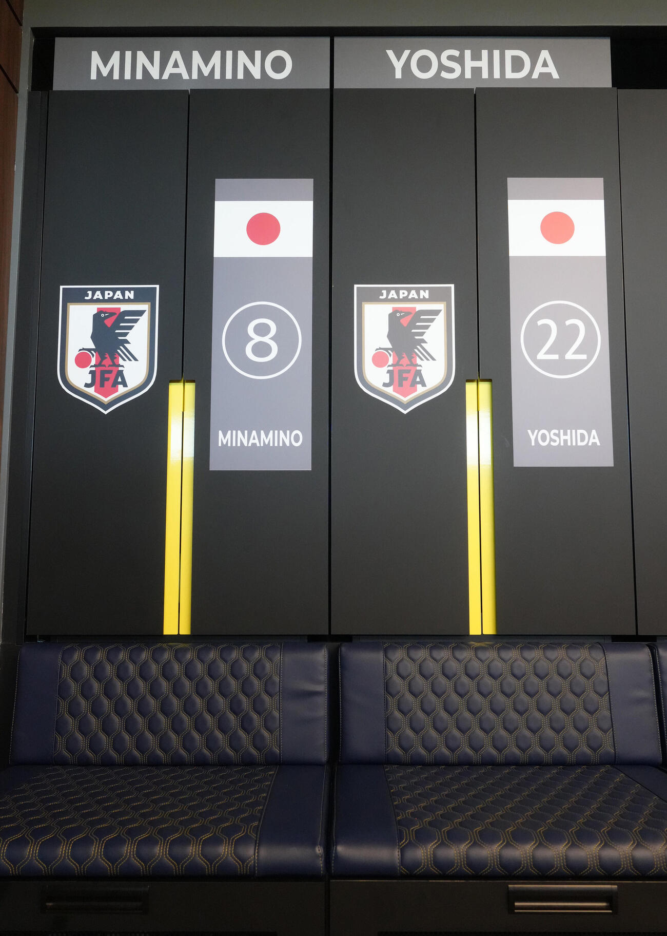報道陣に公開された日本代表が練習を行う米国・ナッシュビルSCの練習施設のロッカールーム。左が南野拓実、右が吉田麻也のロッカー（撮影・足立雅史）