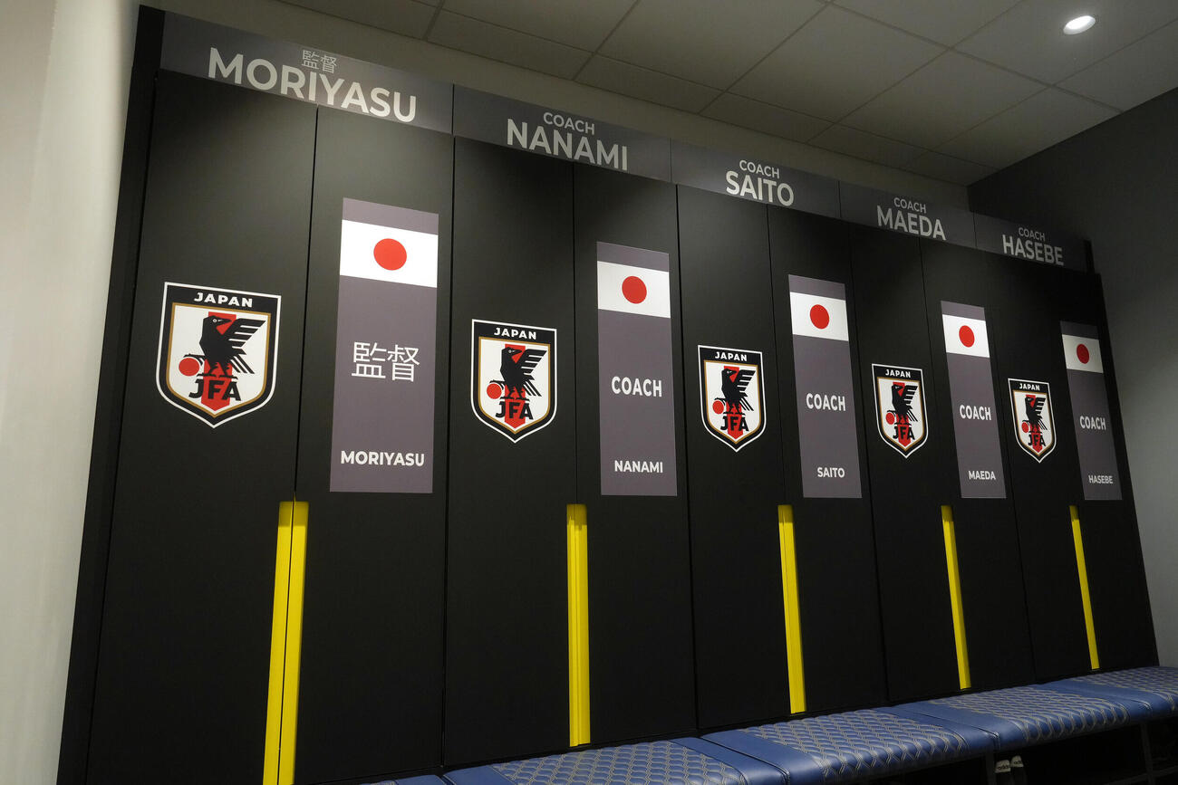 報道陣に公開された日本代表が練習を行う米国・ナッシュビルSCの練習施設の森保一監督（左端）らスタッフ陣のロッカールーム（撮影・足立雅史）