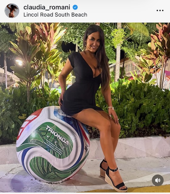 米国入りし、W杯を満喫しているとSNSで報告した「世界でもっともセクシーな審判」クラウディア・ロマーニ（ロマーニ公式インスタグラムから）