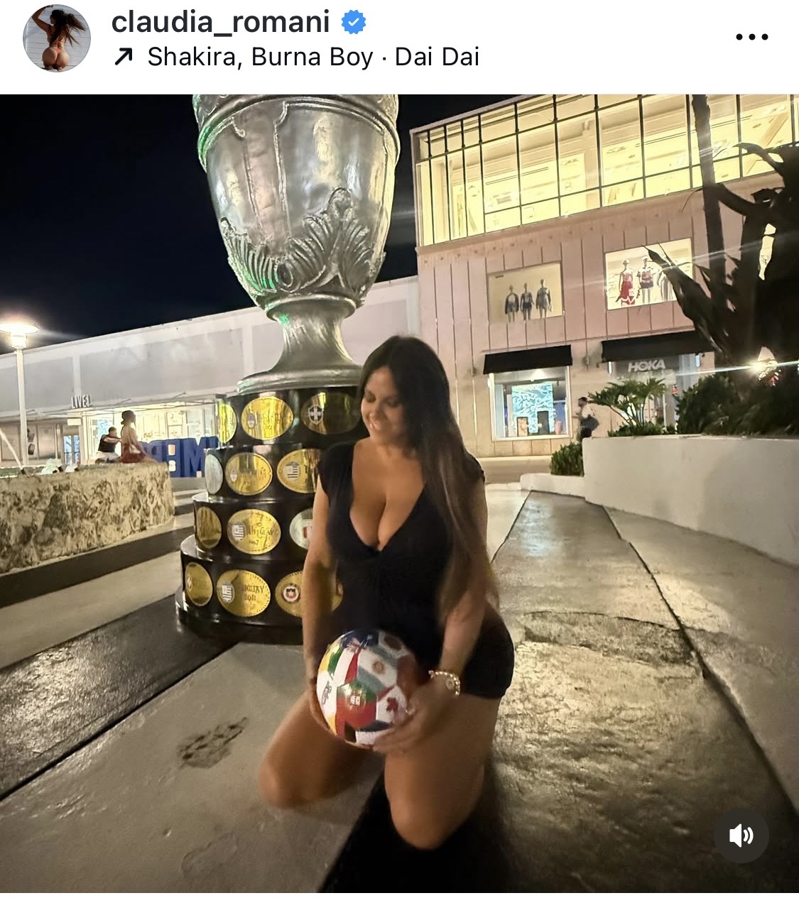 米国入りし、W杯を満喫しているとSNSで報告した「世界でもっともセクシーな審判」クラウディア・ロマーニ（ロマーニ公式インスタグラムから）