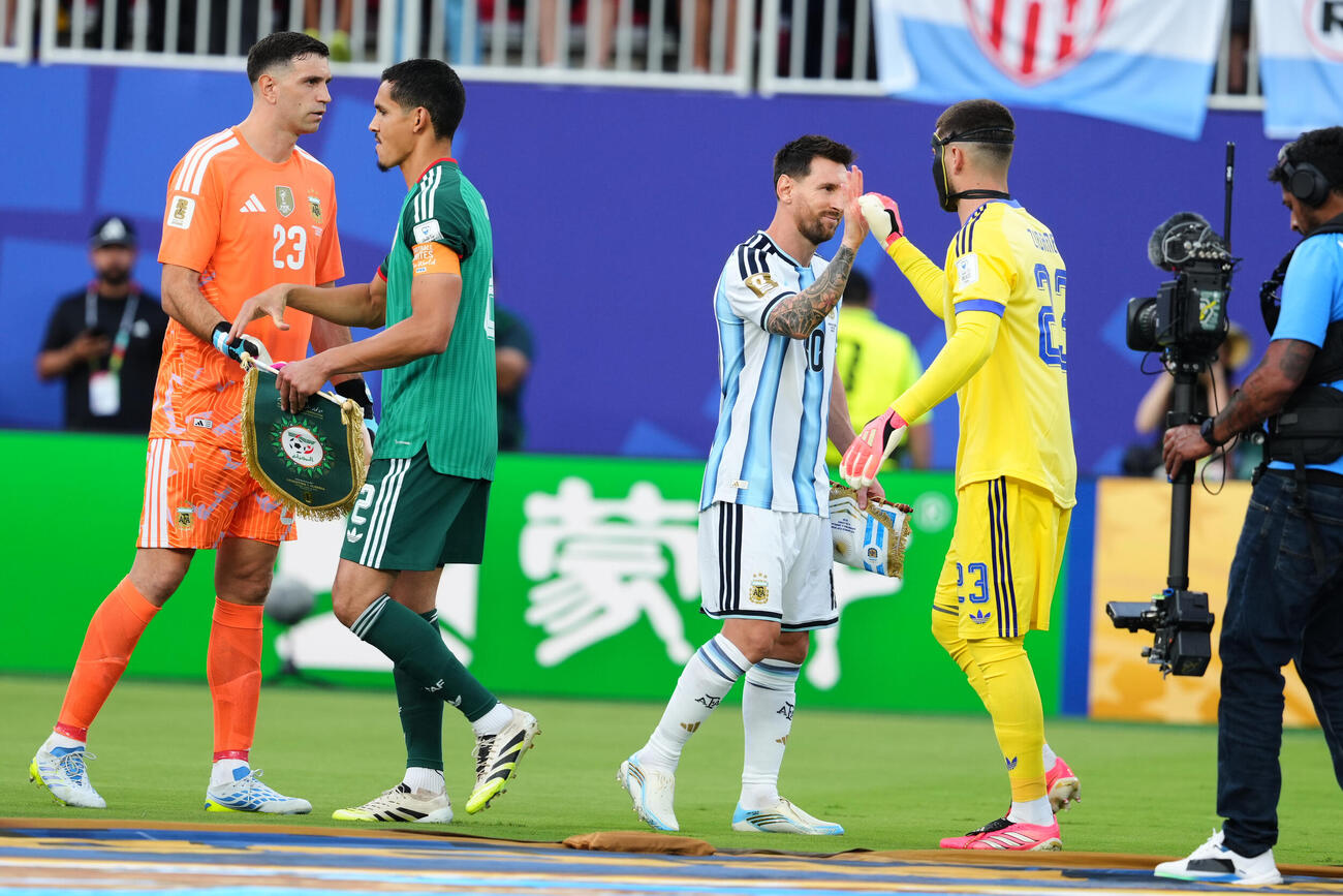 試合前、アルジェリアのGKルカ・ジダン（右）とアルゼンチンのメッシ、アルジェリアのマンディ、アルゼンチンGKのE・マルティネスが握手を交わす（AP）