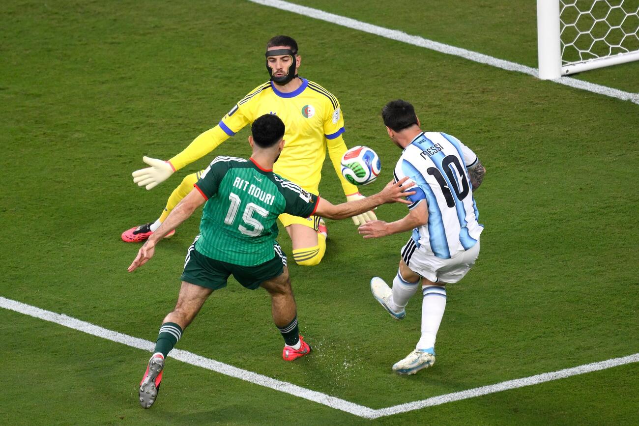GKジダンを相手にシュートを放つアルゼンチンFWメッシ（右）（AP）