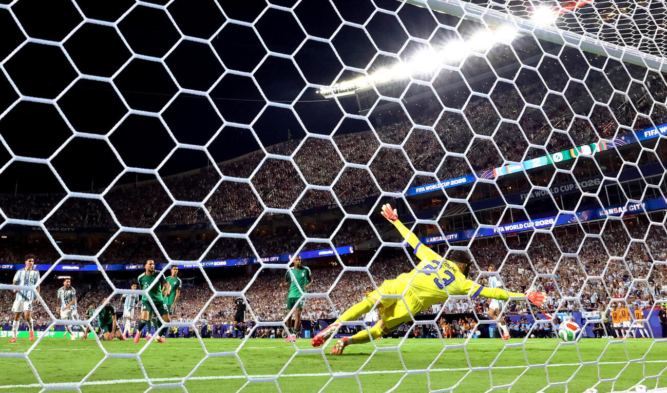 ハットトリックとなる3点目を決めたアルゼンチンのメッシ（ロイター）
