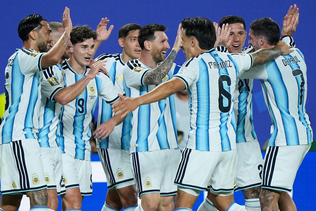 2点目のゴールをチームメイトと喜ぶアルゼンチンのメッシ（中央）（AP）