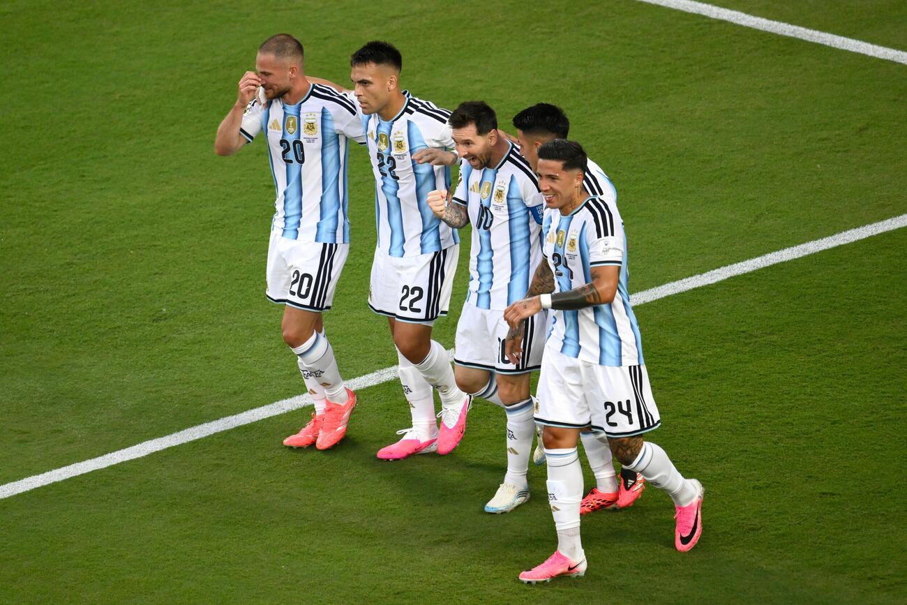 先制ゴールを決めたアルゼンチンのメッシ（中央）がチームメイトと喜ぶ（AP）