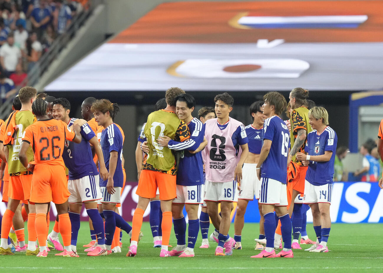 W杯北中米大会　1次リーグ　第1戦　日本対オランダ　試合後、オランダの選手たちと健闘をたたえ合う上田綺世（中央右）ら（26年6月14日撮影）