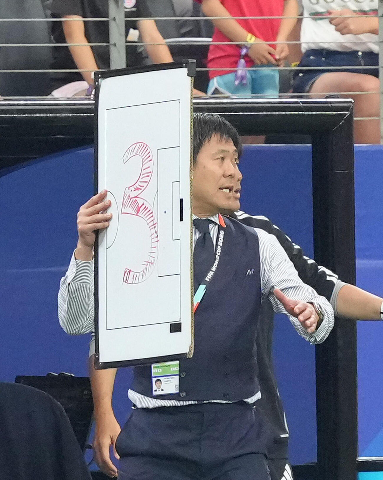 W杯北中米大会　1次リーグ　第1戦　日本対オランダ　後半、「3」と記された作戦ボードを手にする森保一監督（撮影・足立雅史）