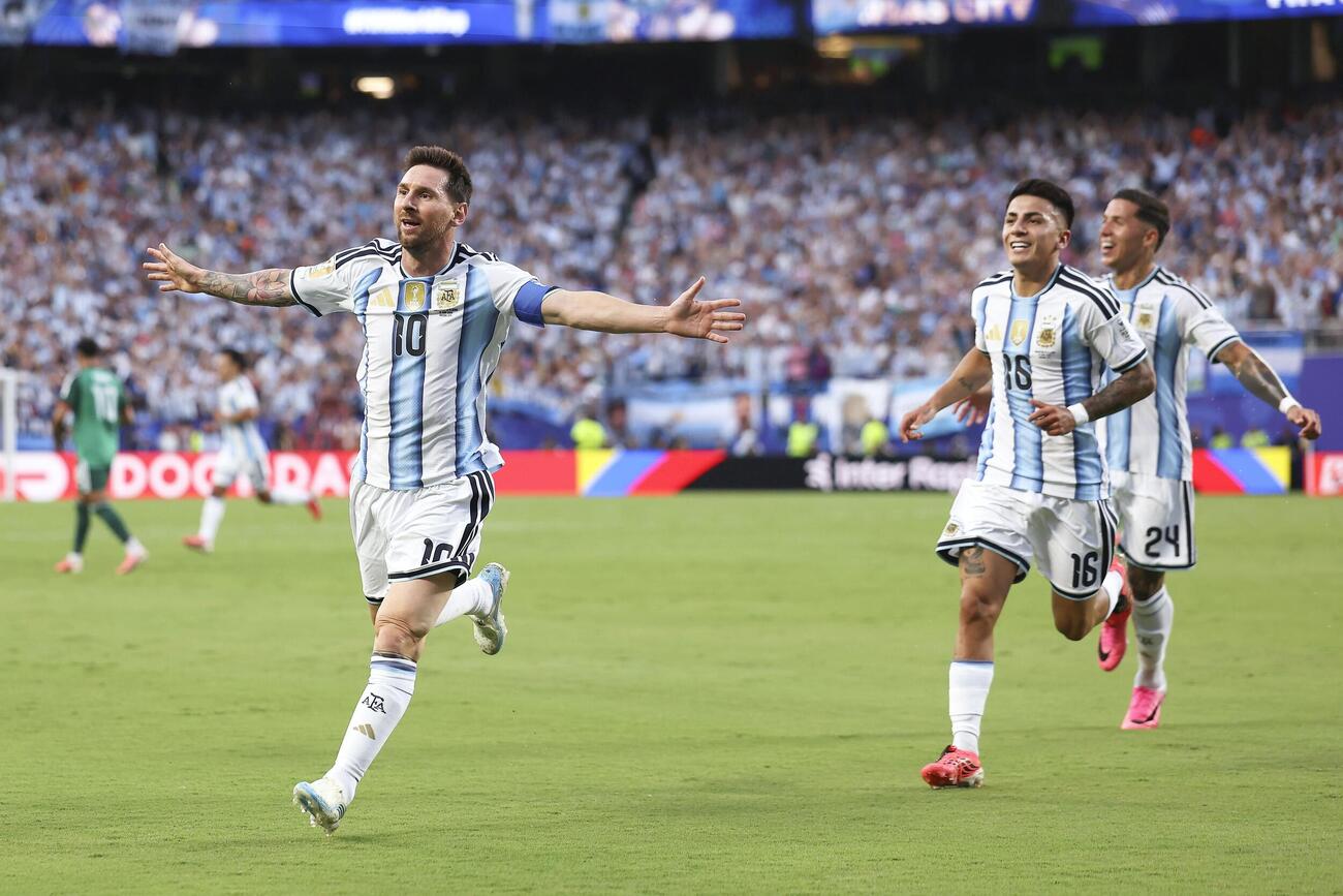 アルゼンチン－アルジェリア　前半、先制ゴールを決め喜ぶアルゼンチンのメッシ（左）＝カンザスシティー（ゲッティ＝共同）