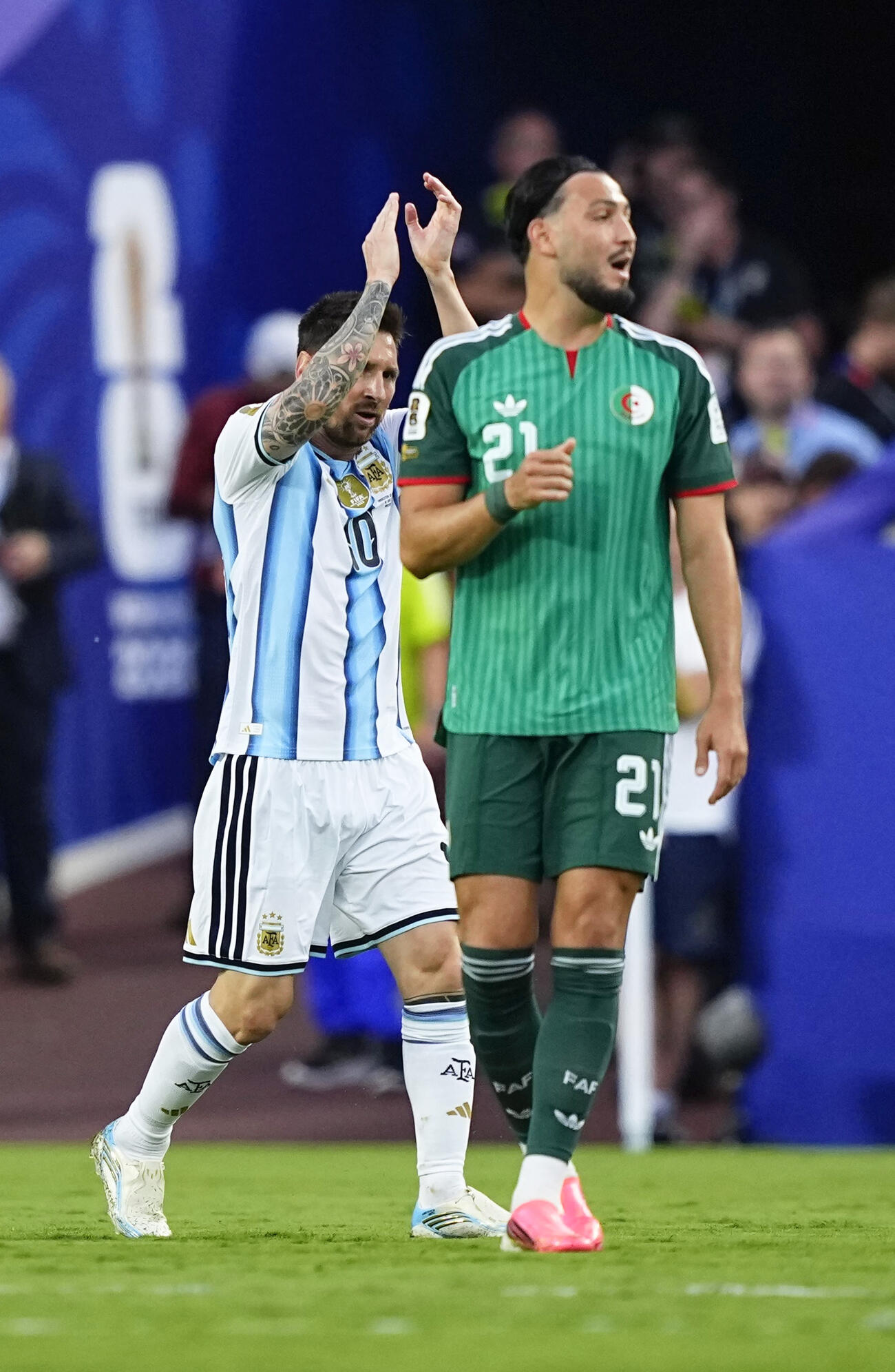 アルゼンチン－アルジェリア　前半、先制ゴールを決め、喜ぶアルゼンチンのメッシ（左）＝カンザスシティー（共同）