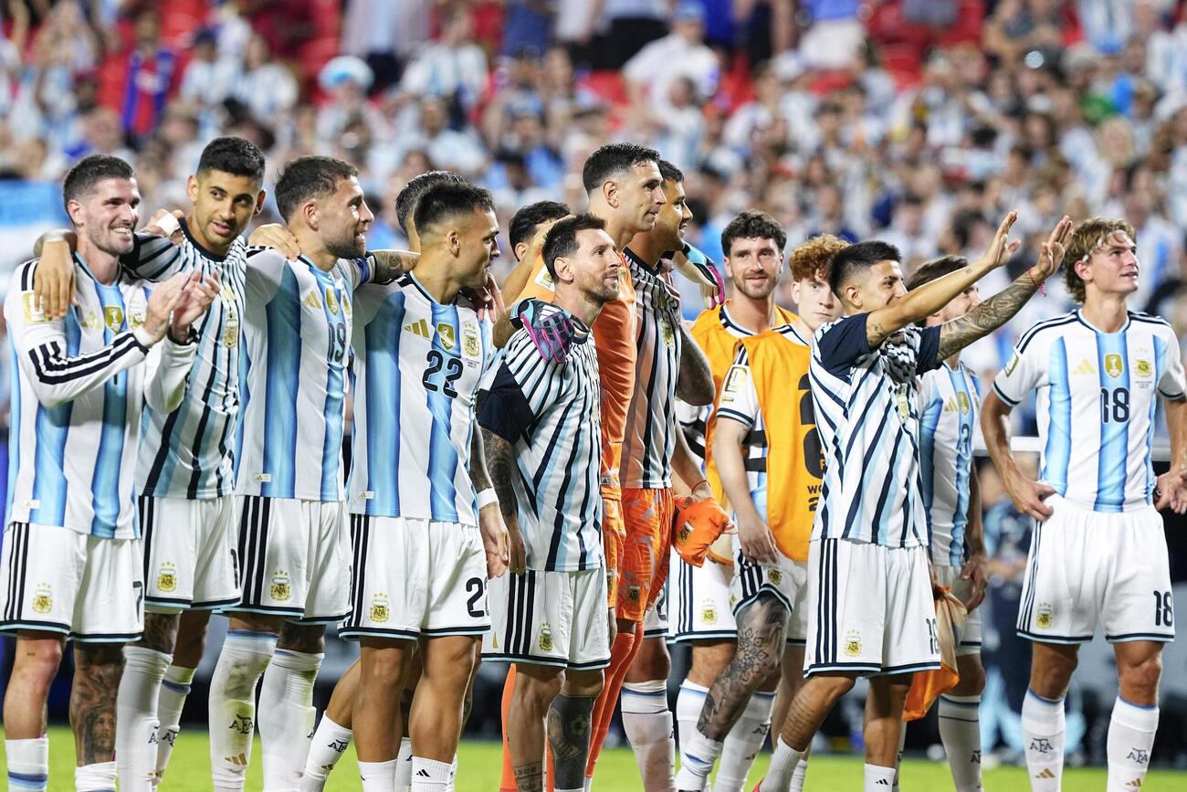 アルジェリアに快勝し、喜ぶメッシ（中央）らアルゼンチンの選手たち＝カンザスシティー（共同）