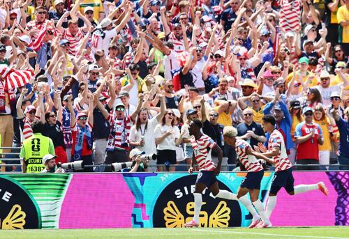 相手のオウンゴールで先制し喜ぶ米国代表の選手たちと盛り上がるスタンド(ロイター)
