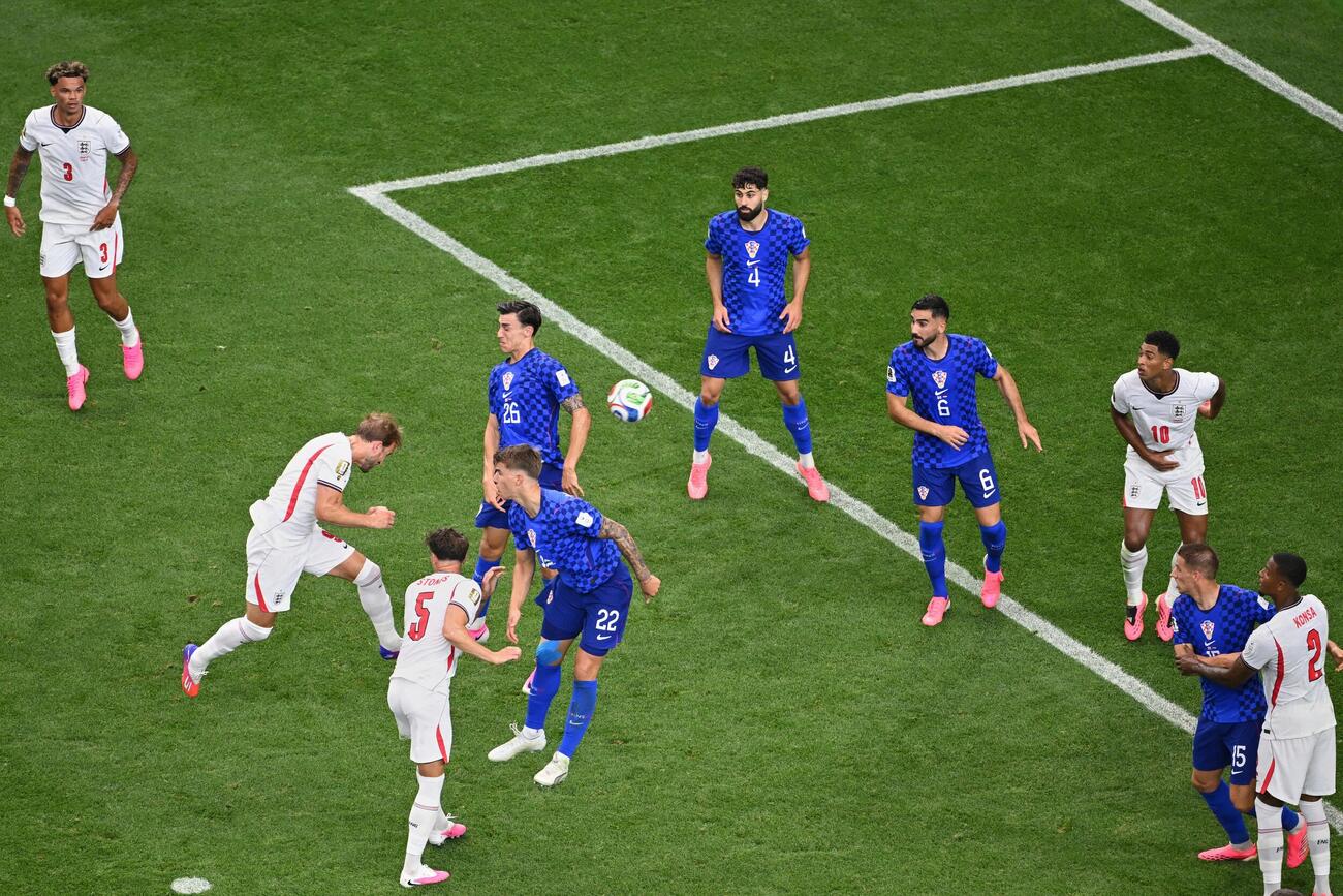 頭で合わせ、チーム2点目を奪ったイングランド・ケイン（AP）