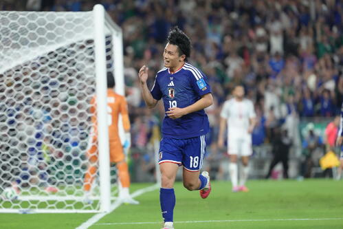 後半、日本4得点目となるゴールを決める上田綺世(撮影・足立雅史)