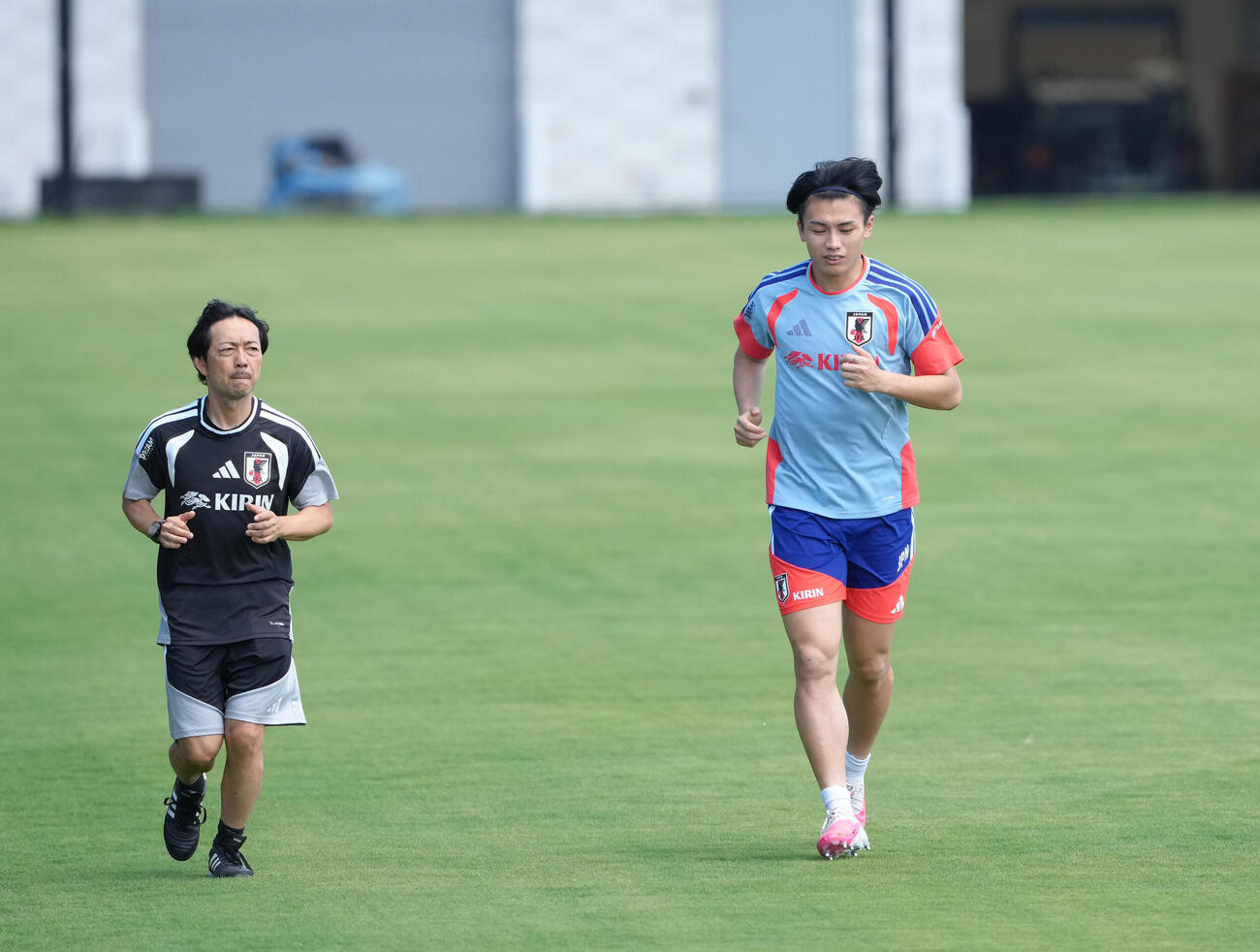 別メニューで調整する上田綺世（右）（撮影・足立雅史）