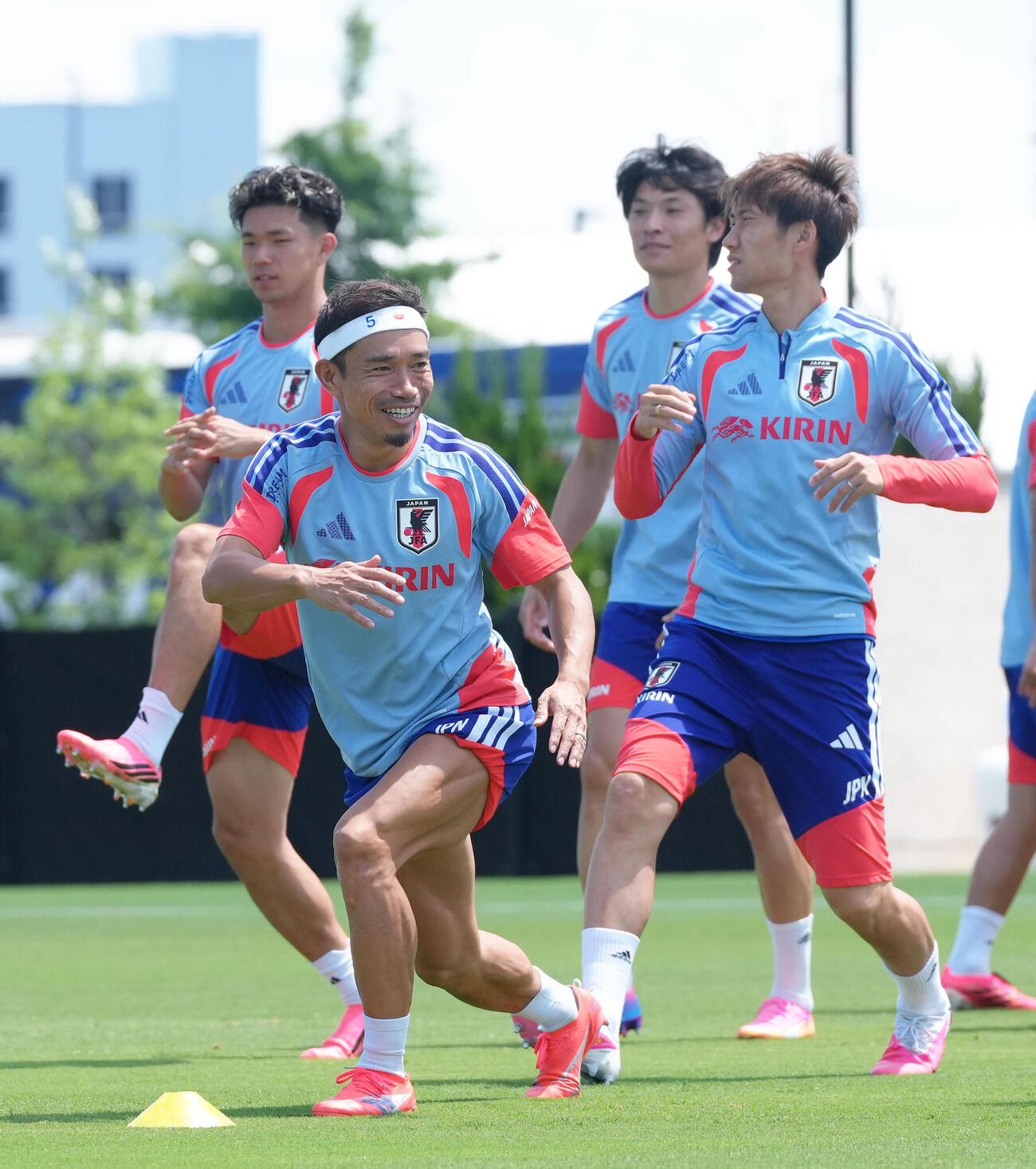 笑顔で練習に臨む長友佑都（手前左）ら（撮影・足立雅史）
