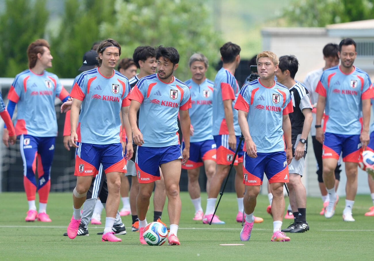 練習に臨む板倉滉（左）、菅原由勢（中央）、堂安律（右）ら（撮影・足立雅史）