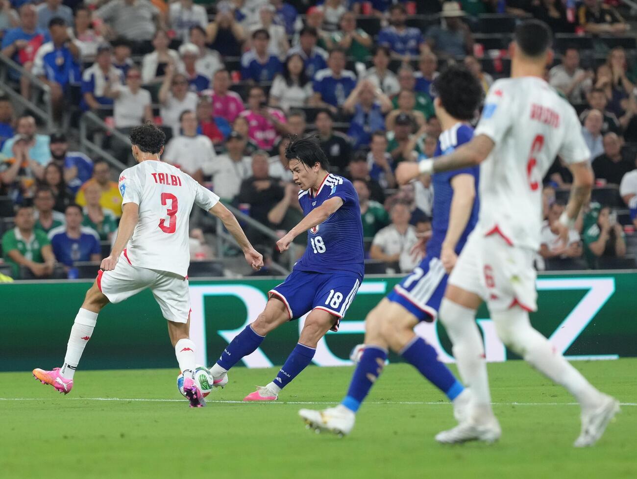 日本対チュニジア　前半、上田綺世（中央）が追加点となるゴールを決める（撮影・足立雅史）
