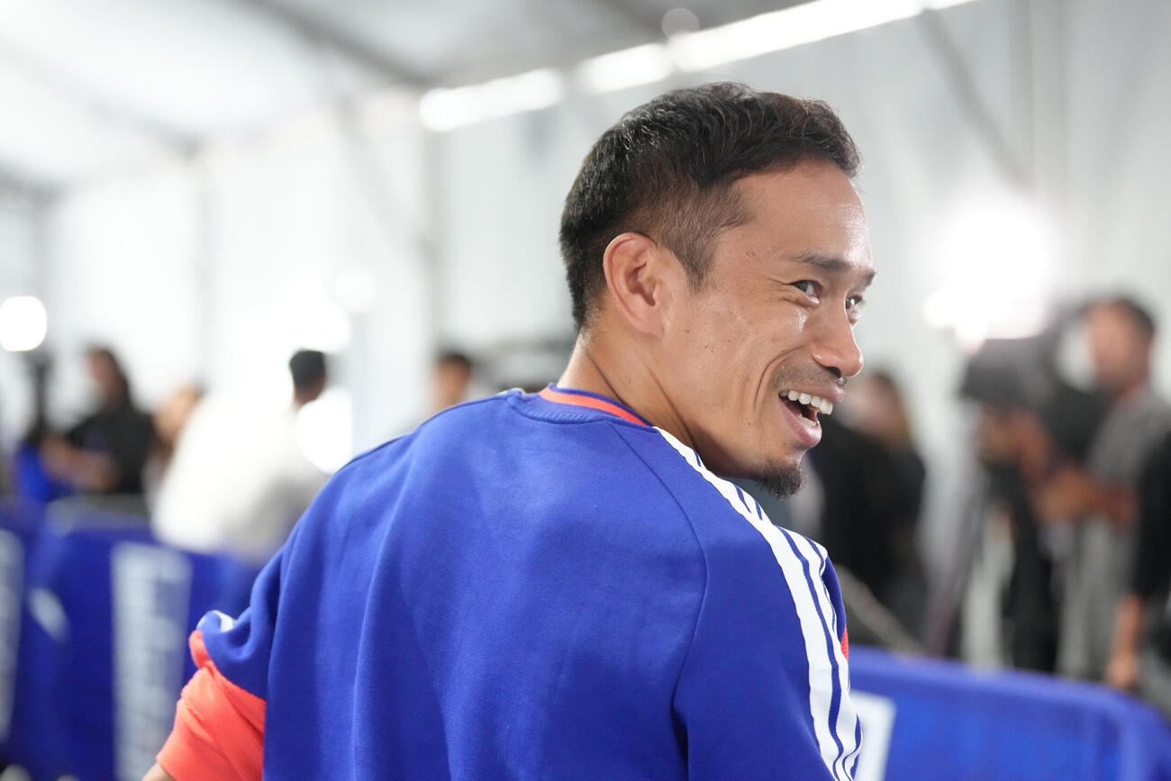 練習後、取材エリアを笑顔で移動する長友佑都（撮影・足立雅史）