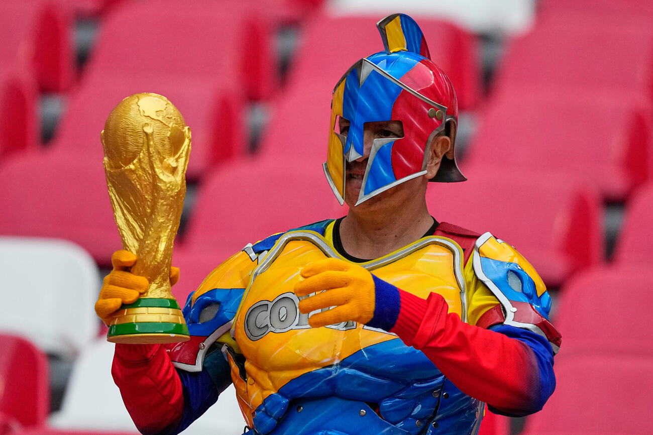 ウズベキスタン対コロンビア　試合前のコロンビアのサポーター（AP）