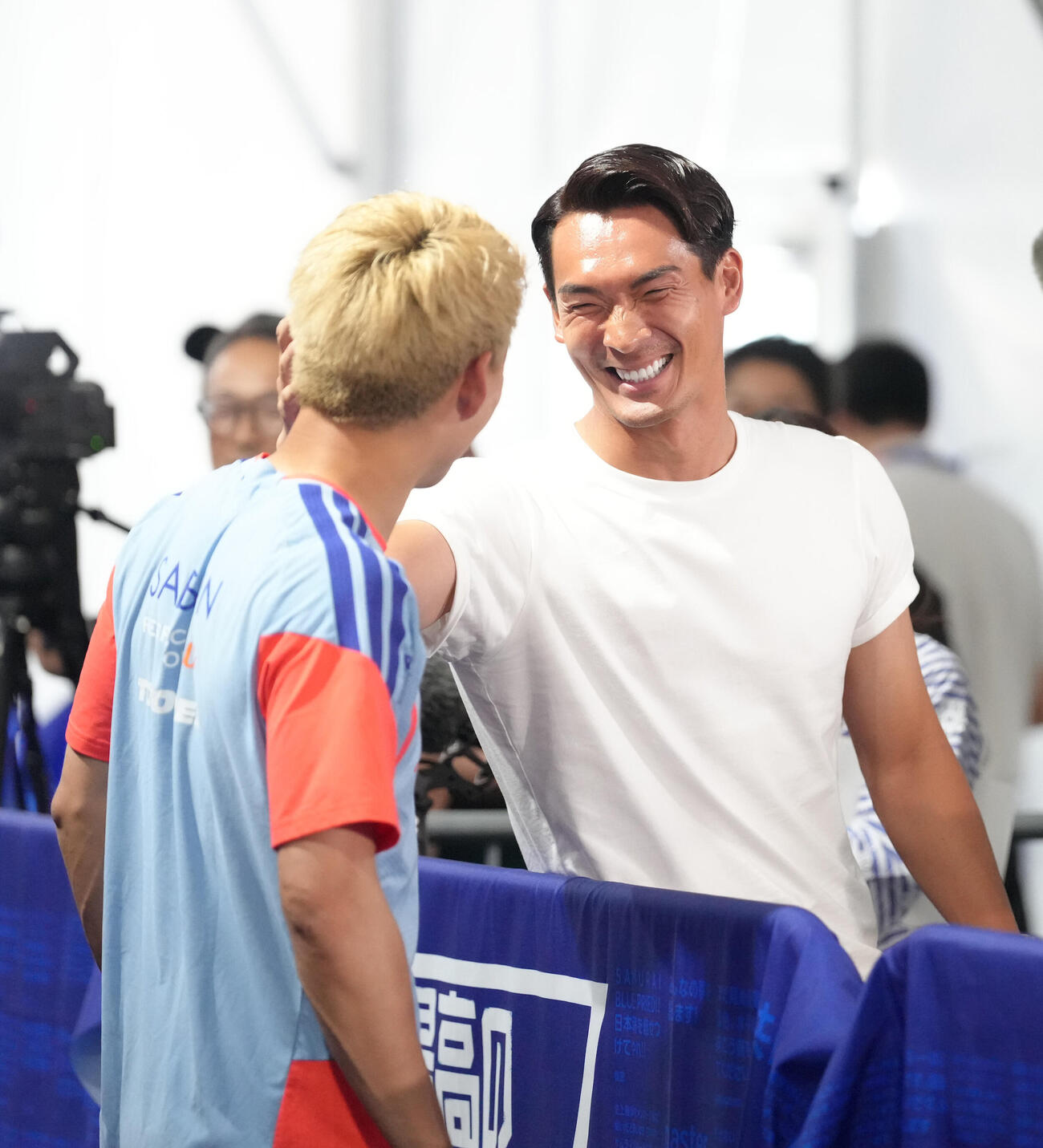 ミックスゾーンで堂安律（左）を取材するJ2藤枝槙野智章監督（撮影・足立雅史）