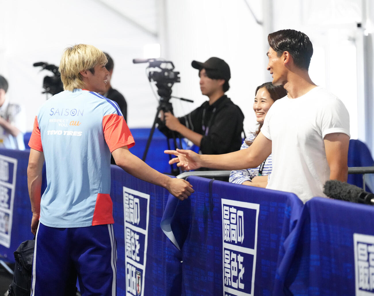 ミックスゾーンで談笑する伊東純也（左）とJ2藤枝槙野智章監督（撮影・足立雅史）