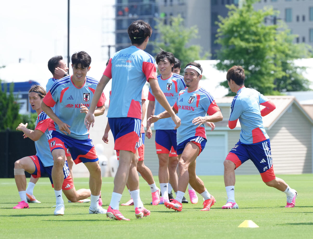 笑顔で練習に臨む長友佑都（右から2人目）ら（撮影・足立雅史）
