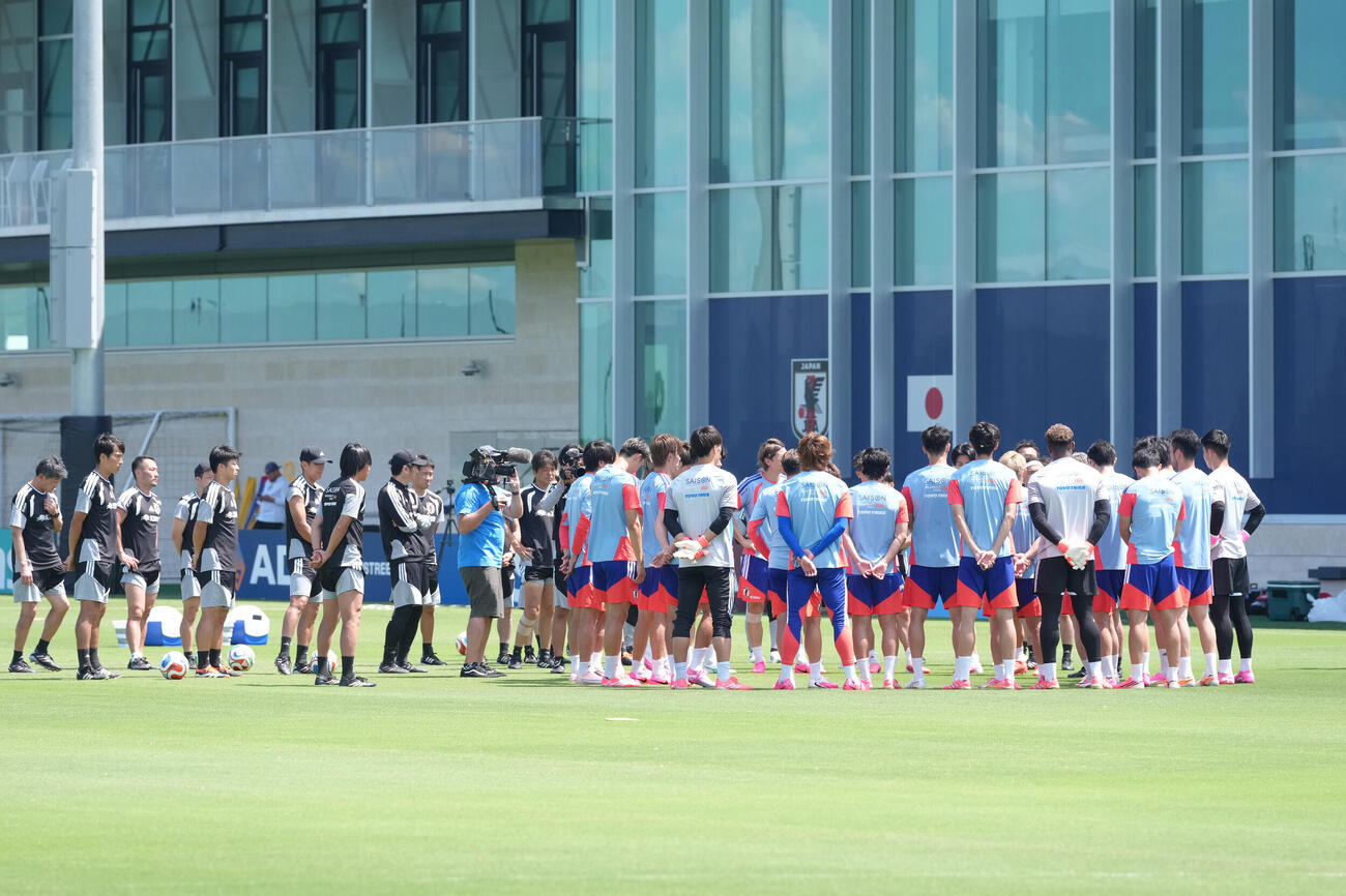 試合前、ミーティングする日本代表（撮影・足立雅史）