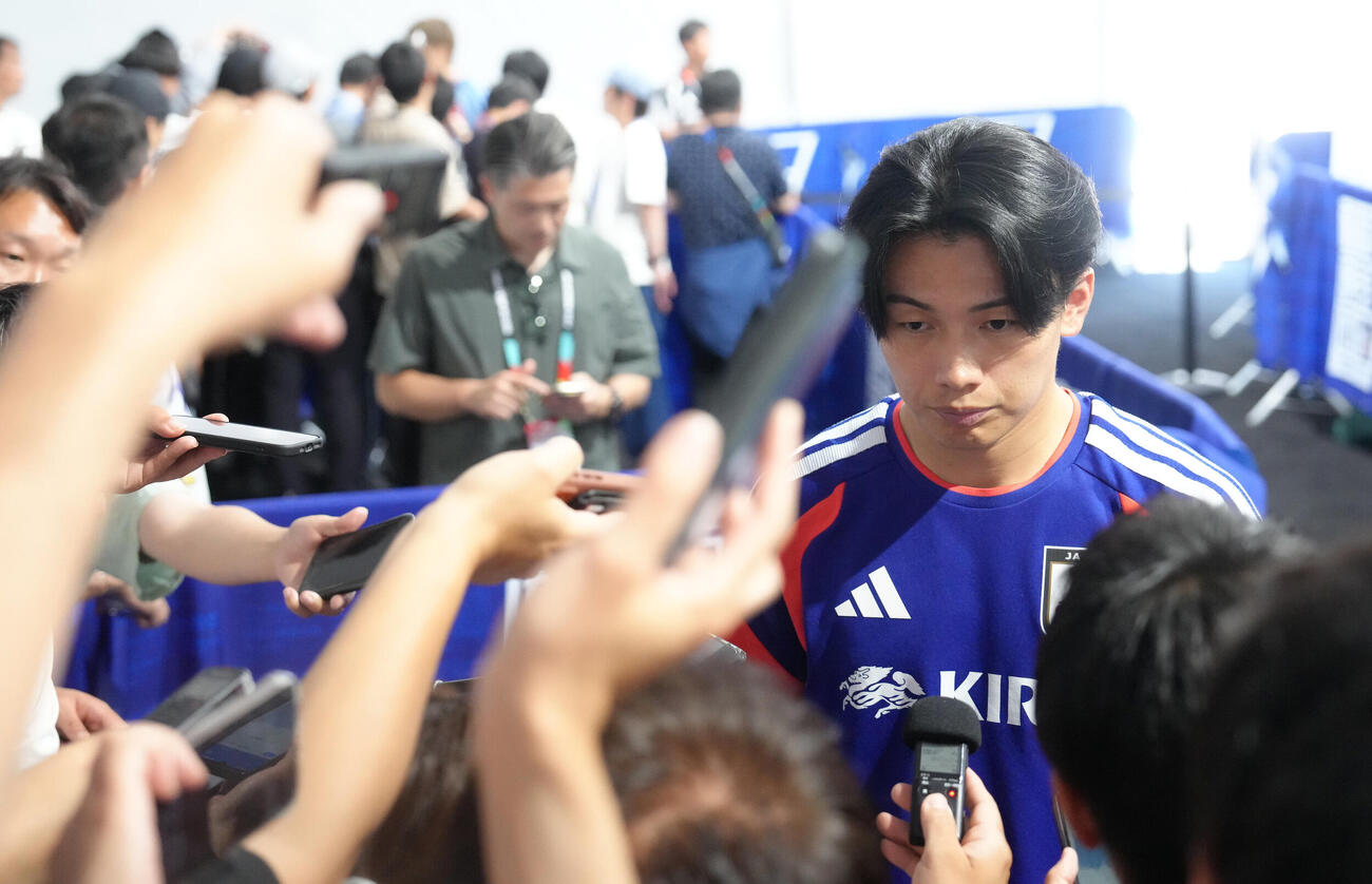 練習後、記者からの質問に答える上田綺世（撮影・足立雅史）