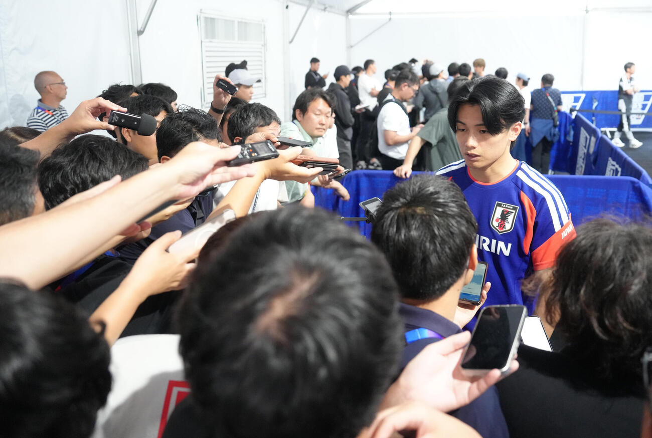 練習後、取材に応じる上田綺世（撮影・足立雅史）