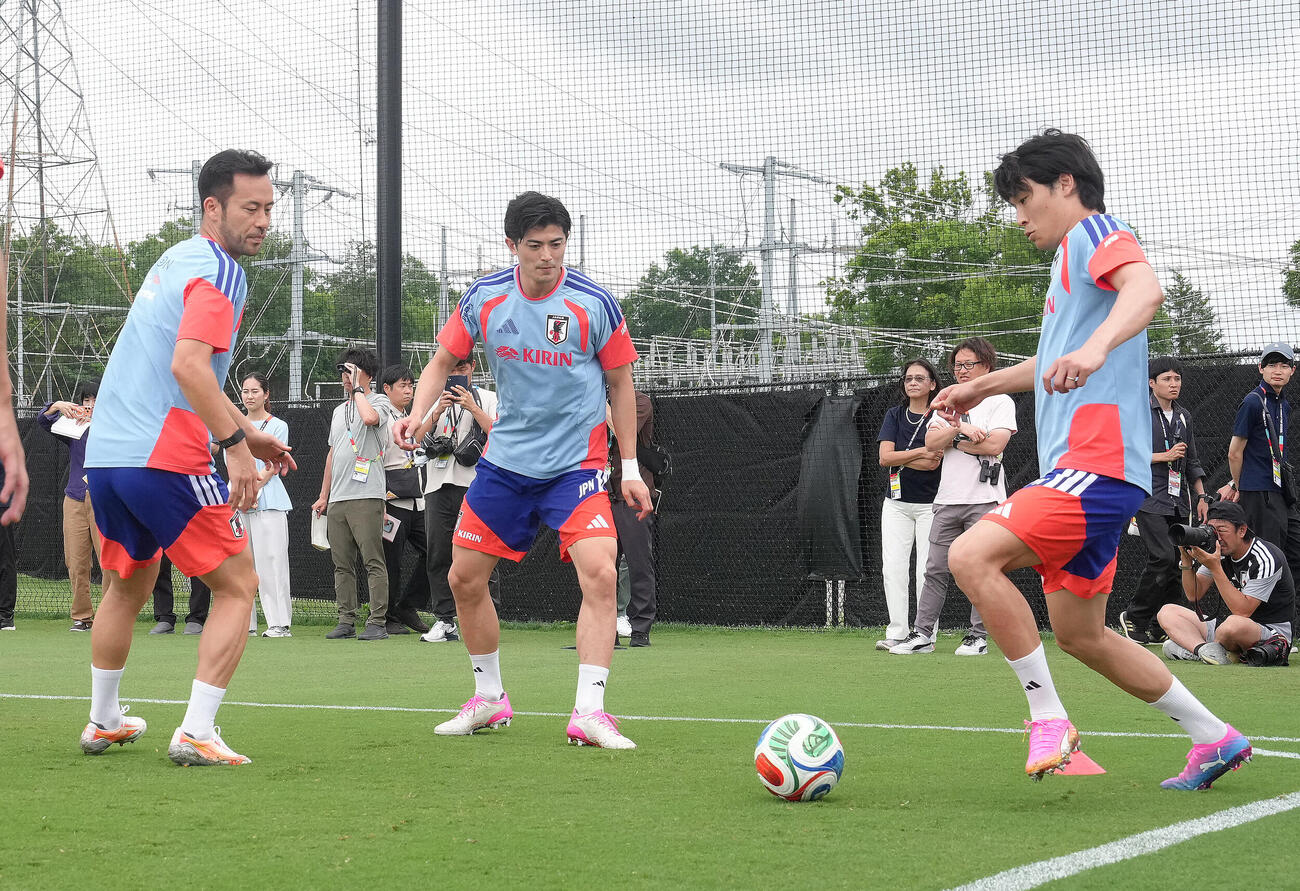 ボール回しする、左から吉田麻也、谷口彰悟、町野修斗（撮影・足立雅史）