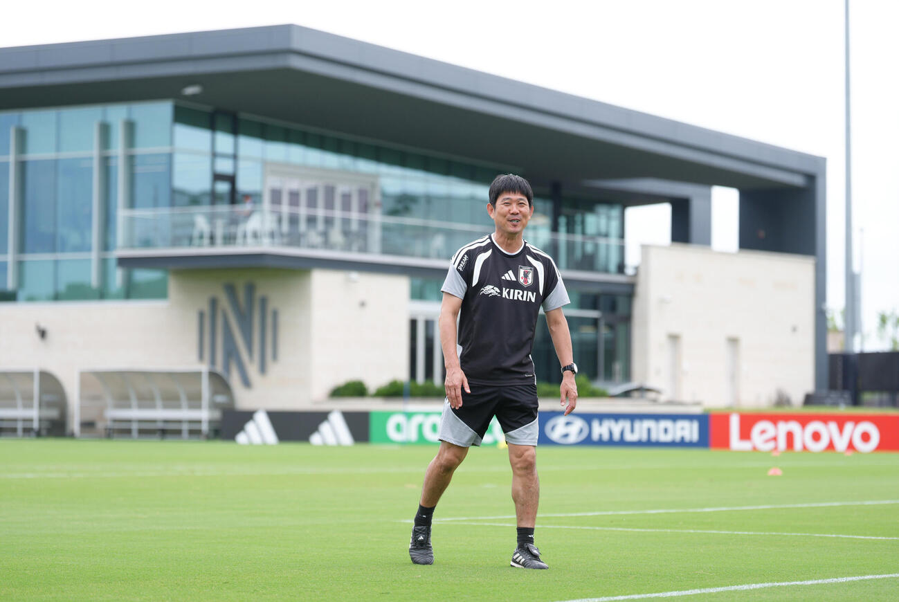 練習前、笑顔を見せる森保一監督（撮影・足立雅史）