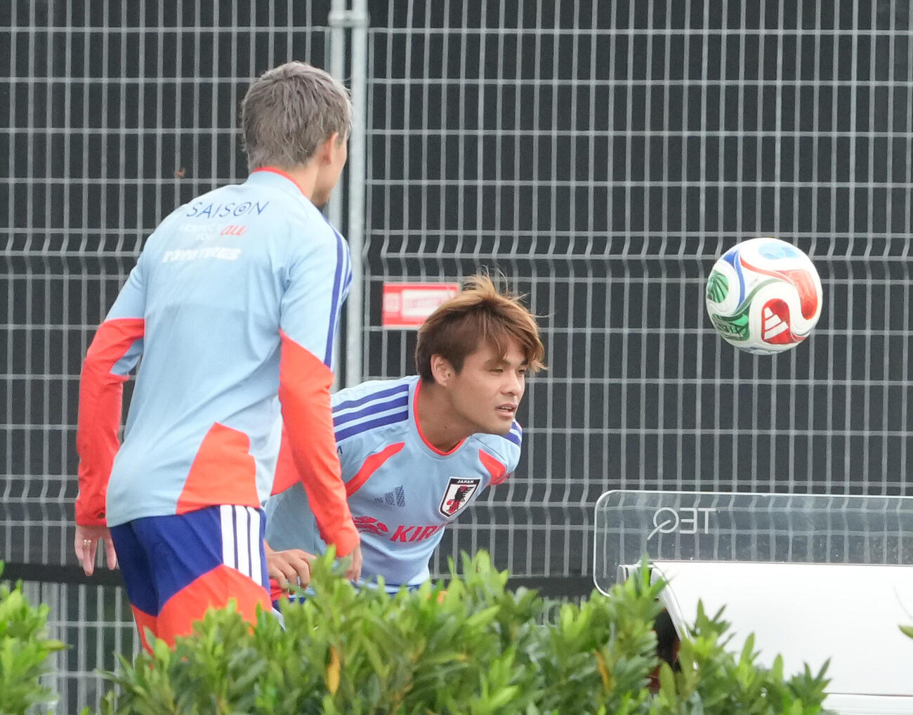 サッカーと卓球を組み合わせた競技「テックボール」を楽しむ佐野海舟（撮影・足立雅史）