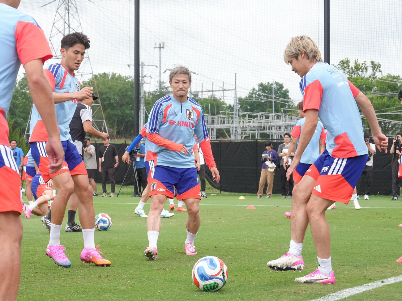 ボール回しする、左から渡辺剛、前田大然、伊東純也（撮影・足立雅史）