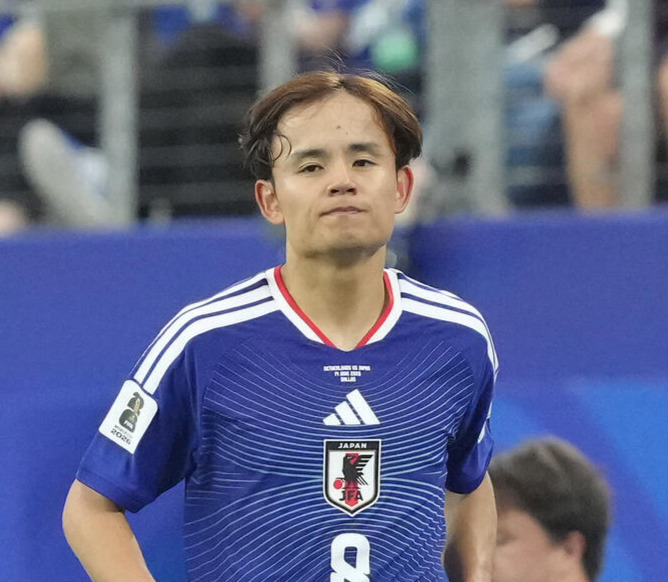 W杯北中米大会　1次リーグ　第1戦　日本対オランダ　後半、負傷し、ピッチ脇で足の状態を確認する久保建英（2026年6月14日撮影）
