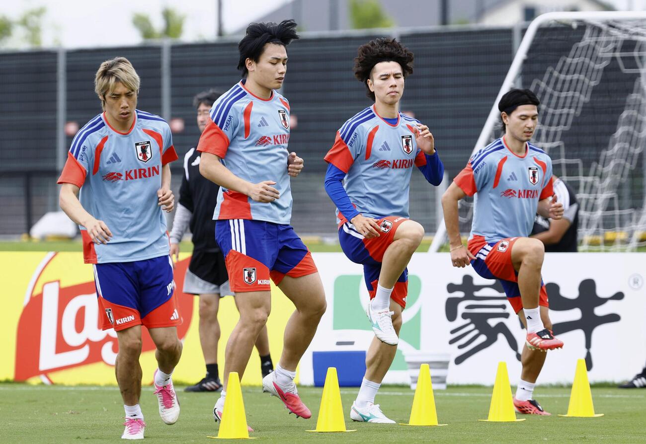 チュニジア戦に向け調整する（左から）伊東、上田、田中。右端はサポート役の南野（共同）