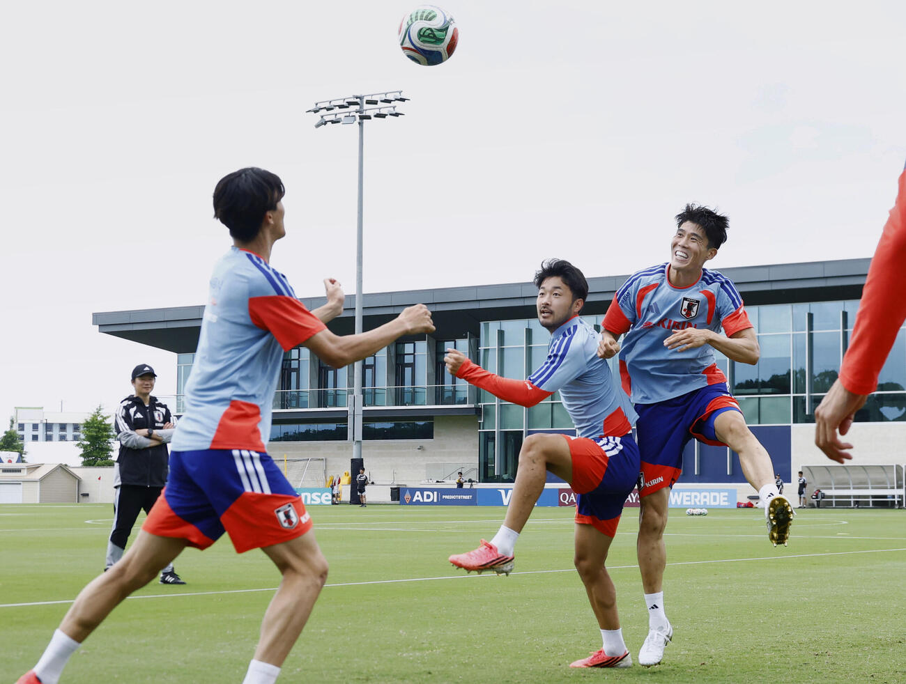チュニジア戦に向け調整する（右から）冨安、菅原ら（共同）