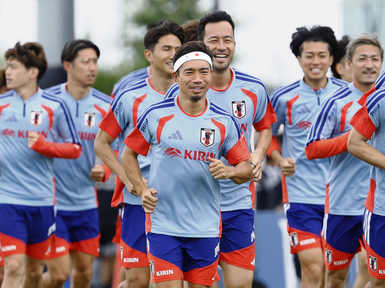 チュニジア戦に向け調整する長友（中央）ら日本代表（共同）