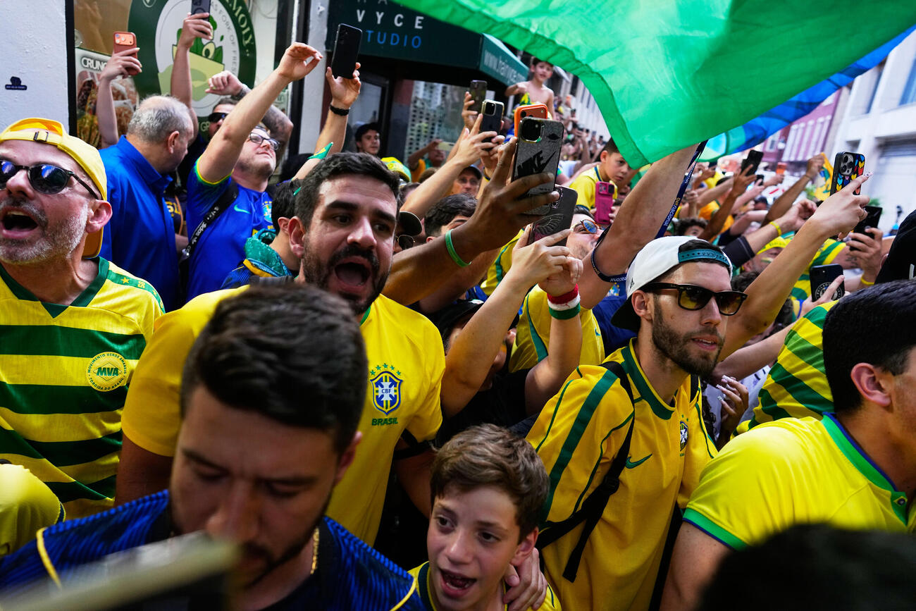 フィラデルフィアに到着したブラジル代表を出迎えるブラジルサポーター（AP）