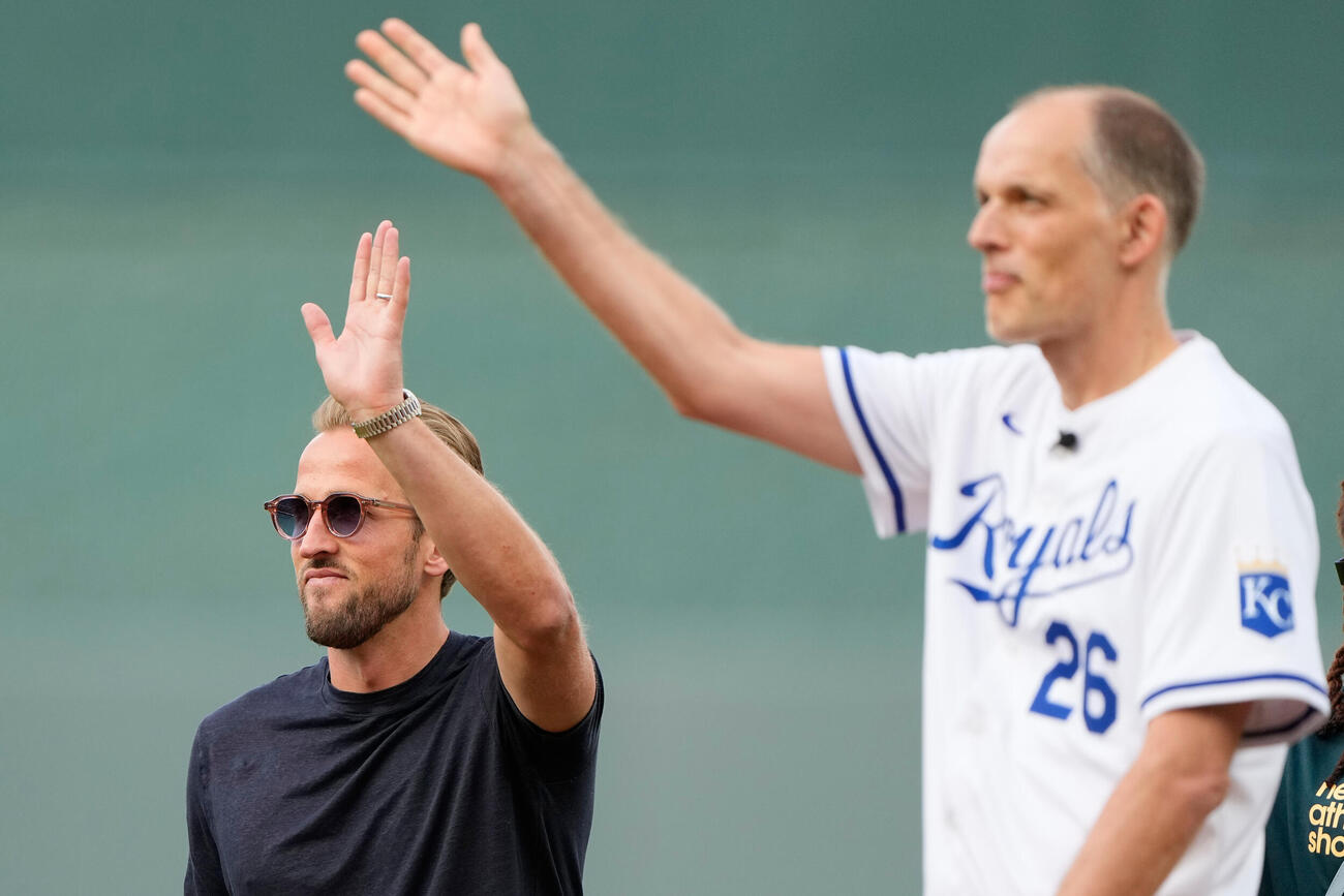 ロイヤルズ戦で始球式を行ったイングランド代表のトーマス・トゥヘル監督。左はFWケイン（AP）