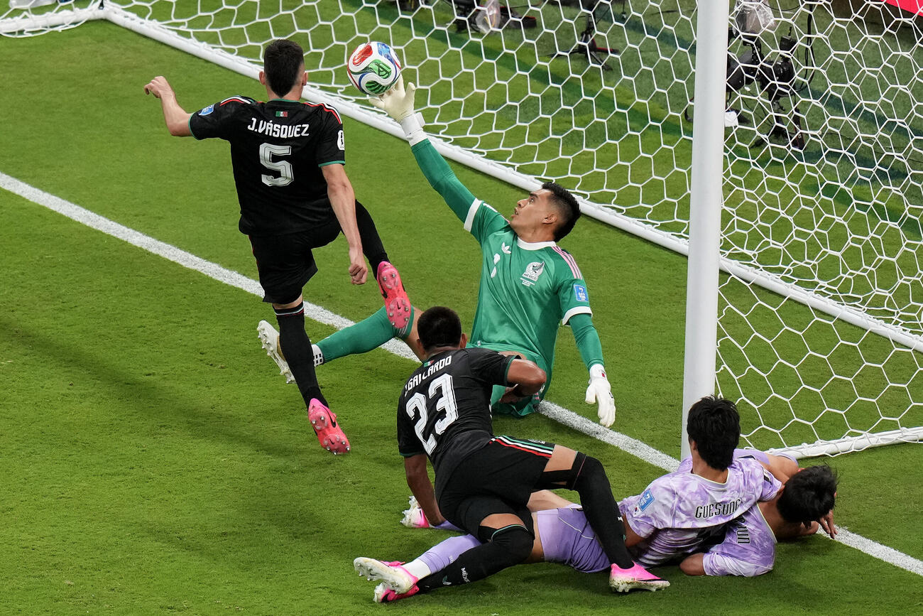 Mexico goalkeeper Raul Rangel, middle, reaches to stop the ball during the World Cup Group A soccer match between Mexico and South Korea in Zapopan, near Guadalajara, Mexico, Thursday, June 18, 2026. (AP Photo／Silvia Izquierdo)