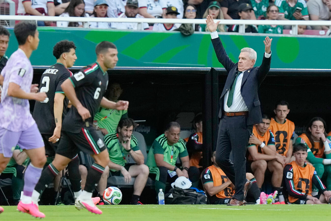 感情をあらわにするメキシコ代表アギーレ監督（右）（AP）