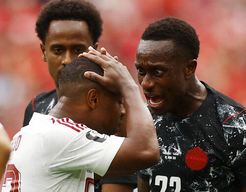 危険タックルのカタール選手、カナダのロッカールーム訪れ謝罪 カナダ