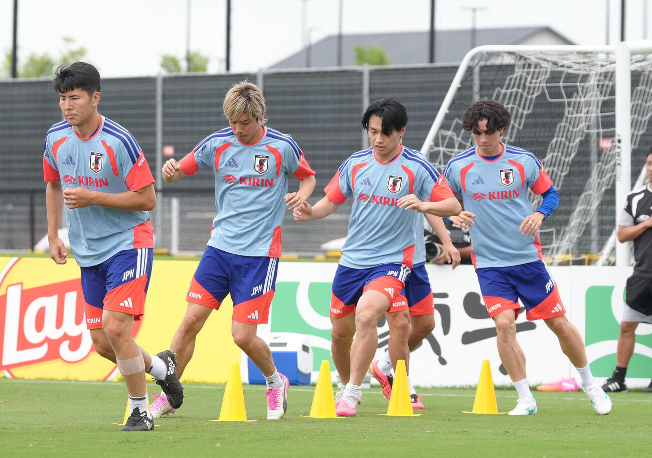 練習に臨む、左から鈴木淳之介、伊東純也、上田綺世、田中碧（撮影・足立雅史）