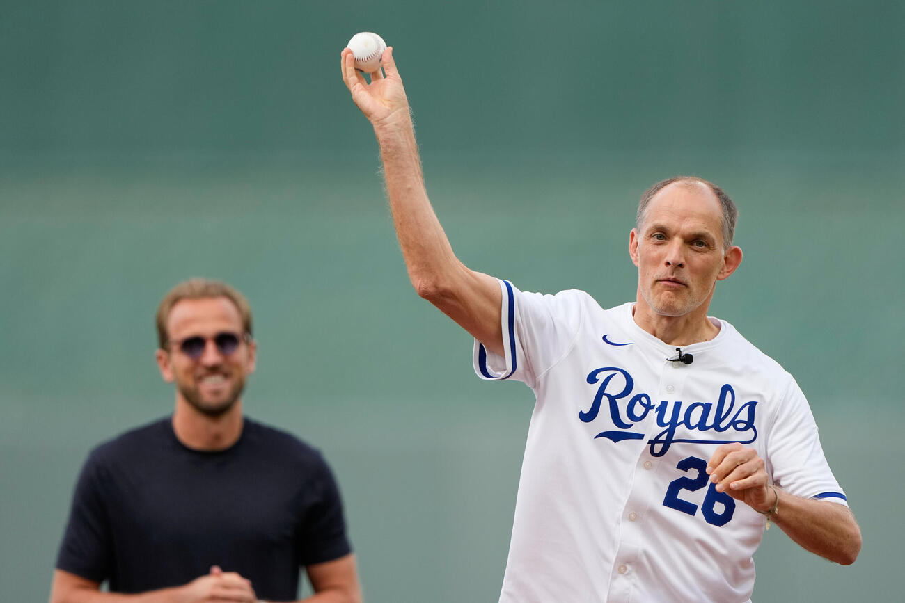 ロイヤルズ戦で見事なストライク投球を披露したイングランド代表のトーマス・トゥヘル監督を見つめるエースFWケイン（AP）